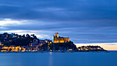 Die blaue Stunde am Schloss Lerici, Provinz La Spezia, Ligurien, Italien, Europa