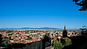 Blick auf die Stadt Turin vom Schloss von Rivoli (Castello di Rivoli), einer ehemaligen Residenz des Königshauses von Savoyen, in der das Museum für zeitgenössische Kunst untergebracht ist, Rivoli, Metropolitanstadt Turin, Piemont, Italien, Europa