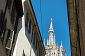 Blick auf den Mailänder Dom (Duomo di Milano), von einer der umliegenden Straßen auf der Piazza del Duomo (Domplatz), Mailand, Lombardei, Italien, Europa