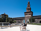 Blick auf das Castello Sforzesco (Sforzas Schloss), eine mittelalterliche Festung aus dem 15. Jahrhundert, die heute Museen und Kunstsammlungen beherbergt, Mailand, Lombardei, Italien, Europa