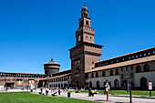 Blick auf das Castello Sforzesco (Sforzas Schloss), eine mittelalterliche Festung aus dem 15. Jahrhundert, die heute Museen und Kunstsammlungen beherbergt, Mailand, Lombardei, Italien, Europa