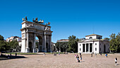 Blick auf Porta Sempione (Simplontor) und Arco della Pace (Friedensbogen), Triumphbogen aus dem 19. Jahrhundert mit römischen Wurzeln, Mailand, Lombardei, Italien, Europa