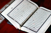 Geöffneter Koran in arabischer Sprache auf Holzständer, Symbol des Islam, Mubarak-Moschee, Chau Doc, Vietnam, Indochina, Südostasien, Asien