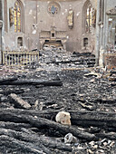 Durch Feuer zerstörte katholische Kirche in Romilly-la-Puthenaye, Eure, Normandie, Frankreich, Europa