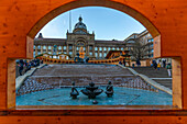 Blick auf Weihnachtsmarktstände, Springbrunnen und Rathaus, Victoria Square, Birmingham, West Midlands, England, Vereinigtes Königreich, Europa