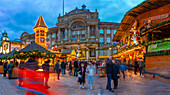 Blick auf die Stände des Weihnachtsmarktes am Victoria Square, Birmingham, West Midlands, England, Vereinigtes Königreich, Europa