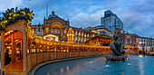 Blick auf die Stände des Weihnachtsmarktes am Victoria Square, Birmingham, West Midlands, England, Vereinigtes Königreich, Europa