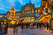 Blick auf die Stände des Weihnachtsmarktes am Victoria Square, Birmingham, West Midlands, England, Vereinigtes Königreich, Europa