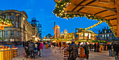 Blick auf die Stände des Weihnachtsmarktes am Victoria Square in der Abenddämmerung, Birmingham, West Midlands, England, Vereinigtes Königreich, Europa