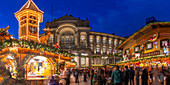 Blick auf die Stände des Weihnachtsmarktes am Victoria Square in der Abenddämmerung, Birmingham, West Midlands, England, Vereinigtes Königreich, Europa