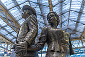 Blick auf das National Windrush Monument in der Haupthalle der Waterloo Station, London, England, Vereinigtes Königreich, Europa