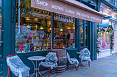 Blick auf ein Weihnachtscafé in Covent Garden, London, England, Vereinigtes Königreich, Europa