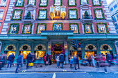 Blick auf Fortnum and Mason's zu Weihnachten in Piccadilly, Westminster, London, England, Vereinigtes Königreich, Europa