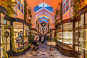 Blick auf die Burlington Arcade zu Weihnachten in Piccadilly, Westminster, London, England, Vereinigtes Königreich, Europa