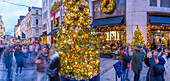 Blick auf den Weihnachtsbaum und die Geschäfte in der New Bond Street zu Weihnachten, Westminster, London, England, Vereinigtes Königreich, Europa