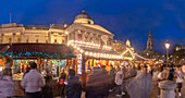 Blick auf den Weihnachtsmarkt und die National Gallery am Trafalgar Square in der Abenddämmerung, Westminster, London, England, Vereinigtes Königreich, Europa