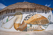 Blick auf Wandmalereien an der Playa Delfines, Hotelzone, Cancun, Karibikküste, Halbinsel Yucatan, Mexiko, Nordamerika