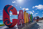 Blick auf Cancun und Mirador Letters an der Playa Delfines, Hotelzone, Cancun, Karibikküste, Halbinsel Yucatan, Mexiko, Nordamerika