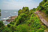 Blick auf ein Paar auf einem Wanderweg an der Mündung des Storms River, Tsitsikamma National Park, Garden Route National Park, Südafrika, Afrika