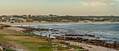 Blick auf Stadt, Wellen und Strand, Cape St. Francis, Ostkap-Provinz, Südafrika, Afrika