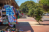 Blick auf bunte Souvenirs auf der Promenade, Durban, Provinz KwaZulu-Natal, Südafrika, Afrika