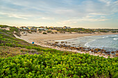 Blick auf Stadt, Wellen und Strand, Cape St. Francis, Ostkap-Provinz, Südafrika, Afrika