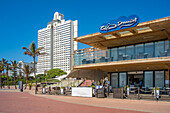 Blick auf Café und Hotels an der Promenade, Durban, Provinz KwaZulu-Natal, Südafrika, Afrika