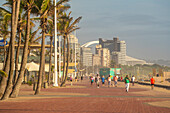 Blick auf die Strandpromenade und das Moses-Mabhida-Stadion im Hintergrund, Durban, Provinz KwaZulu-Natal, Südafrika, Afrika