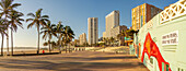 Blick auf die Promenade, bunte Wandkunst und Hotels, Durban, Provinz KwaZulu-Natal, Südafrika, Afrika