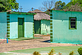 Blick auf bunte Häuser im traditionellen Zulu-Dorf, Veyane Cultural Village, Khula, Khula Village, Provinz KwaZulu-Natal, Südafrika, Afrika