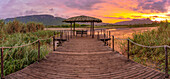 Blick auf den Jet Lake und den Ubombo Mountain vom Ghost Mountain Inn bei Sonnenaufgang, Mkuze, Provinz KwaZulu-Natal, Südafrika, Afrika