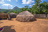 Blick auf das Mantenga Cultural Village, eine traditionelle Eswatini-Siedlung, Malkerns, Eswatini, Afrika