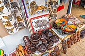 Blick auf bunte Souvenirs im Dorf Moremela an den Bourke's Luck Potholes, Blyde River Canyon Nature Reserve, Moremela, Provinz Mpumalanga, Südafrika, Afrika