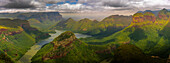 Blick auf den stimmungsvollen Himmel über den Three Rondavels im Blyde River Canyon, Provinz Mpumalanga, Südafrika, Afrika