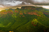 Blick auf den stimmungsvollen Himmel über den Three Rondavels im Blyde River Canyon, Provinz Mpumalanga, Südafrika, Afrika