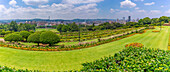 Blick auf die Skyline von Pretoria und die Union Buildings Gardens von den Union Buildings, Pretoria Central, Pretoria, Südafrika, Afrika