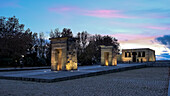 Blick auf den antiken nubischen Tempel von Debod, abgebaut im Rahmen der Internationalen Kampagne zur Rettung der Monumente Nubiens, wieder aufgebaut im Parque de la Montana, Madrid, Spanien, Europa