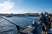 Fischer an der berühmten Galata-Brücke, einer Brücke über das Goldene Horn, Istanbul, Türkei, Europa