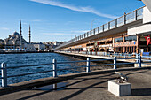 Stadtbild von der Galata-Brücke, die das Goldene Horn, einen Meeresarm, überspannt, mit der Neuen Moschee (Yeni Cami), einer osmanischen kaiserlichen Moschee und Wahrzeichen im Hintergrund, Istanbul, Türkei, Europa