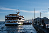 Blick auf die Eminonu-Wasserfront, ein wichtiger Hafen für Fähren, die den Bosporus überqueren, am südlichen Ende der Galata-Brücke über das Goldene Horn, Istanbul, Türkei, Europa