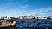 Stadtbild von Beyoglu, einem Stadtbezirk auf der europäischen Seite, der durch das Goldene Horn von der Altstadt (historische Halbinsel von Konstantinopel) getrennt ist, Istanbul, Türkei, Europa