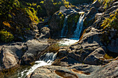 Wilkies Pools, warmes Sonnenlicht auf Wasserfällen im Mount Taranki National Park, Nordinsel, Neuseeland, Pazifik