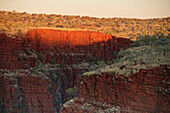 Sonnenuntergang in den steilen roten Felsklippen der Hancock Gorge in Westaustralien, Australien, Pazifik