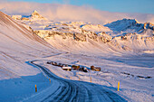 Die schöne Straße der Snaefellsnes-Halbinsel an einem kalten Wintertag, Island, Polarregionen