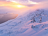 Luftaufnahme der Straße entlang des Kleifarvatn-Sees während eines herrlichen Sonnenuntergangs im Winter, Island, Polargebiete