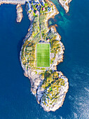 Luftaufnahme mit einer Drohne von Henningsvaer an einem Herbsttag, dem berühmten Fischerdorf auf den Lofoten, Nordland, Norwegen, Skandinavien, Europa