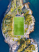 Luftaufnahme mit einer Drohne von Henningsvaer an einem Herbsttag, dem berühmten Fischerdorf auf den Lofoten, Nordland, Norwegen, Skandinavien, Europa