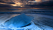 Breioamerkursandur (Diamantstrand) in der Nähe der Gletscherlagune Jokulsarlon, bei Sonnenaufgang (Morgendämmerung), Vatnajokull-Nationalpark, Südisland, Polarregionen