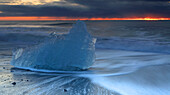 Breioamerkursandur (Diamantstrand) in der Nähe der Gletscherlagune Jokulsarlon, bei Sonnenaufgang (Morgendämmerung), Vatnajokull-Nationalpark, Südisland, Polarregionen