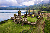 Luftaufnahme des Ulun Danu Tamblingan Wassertempels, Munduk, Bali, Indonesien, Südostasien, Asien